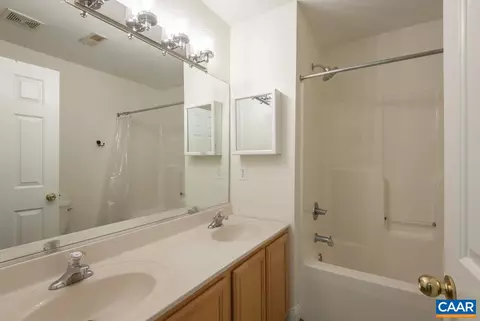 Bath - 1103 Druid Ave #E, Charlottesville, VA 22902 photo 2 of 4