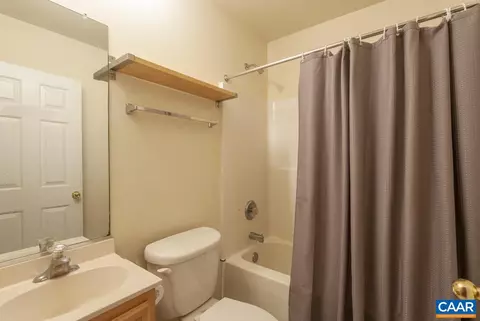 Bath - 1103 Druid Ave #E, Charlottesville, VA 22902 photo 4 of 4