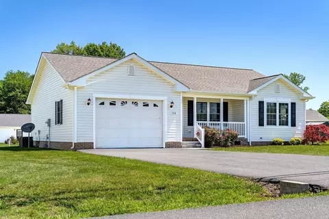 106 7th St, Grottoes, VA 24441
