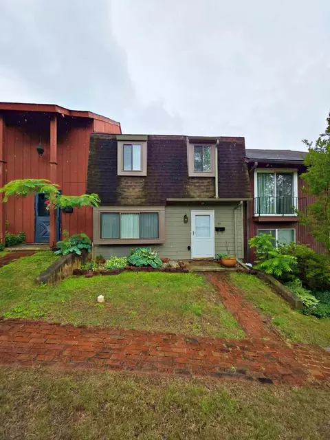 60 Woodlake Dr, Charlottesville, VA 22911