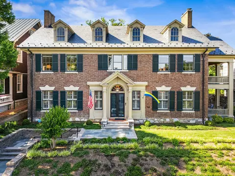 305 E Beverley St E, Staunton, VA 24401