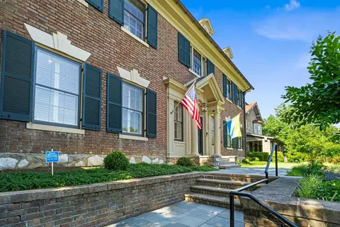 305 E Beverley St, Staunton, VA 24401 photo 3