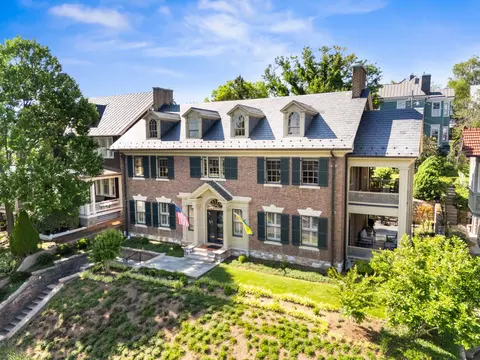 305 E Beverley St, Staunton, VA 24401 photo 2