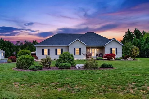 29 Kennedy Ridge Ct, Stuarts Draft, VA 24477