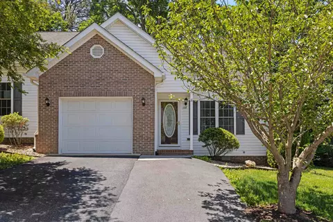 122 Collinswood Dr, Staunton, VA 24401