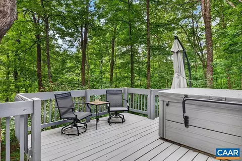 25 Hickorynut Rd, Roseland, VA 22967