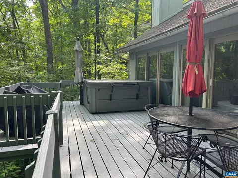 25 Hickorynut Rd, Roseland, VA 22967