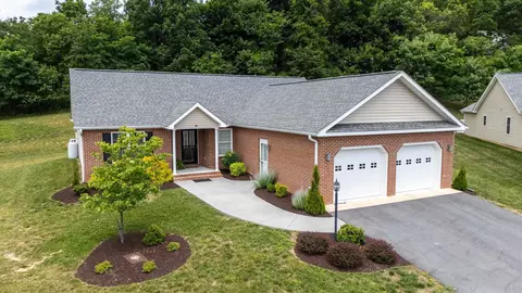26 Oak View Dr, Staunton, VA 24401