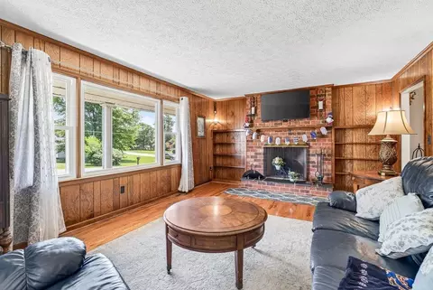 Living - 21 Stuart Ave, Stuarts Draft, VA 24477 photo 3 of 4