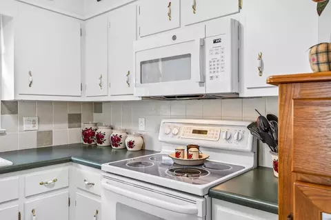 Kitchen - 21 Stuart Ave, Stuarts Draft, VA 24477 photo 10 of 12