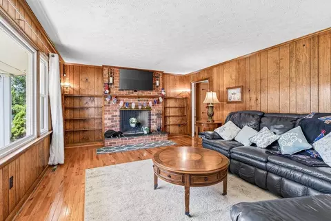 Living - 21 Stuart Ave, Stuarts Draft, VA 24477 photo 2 of 4