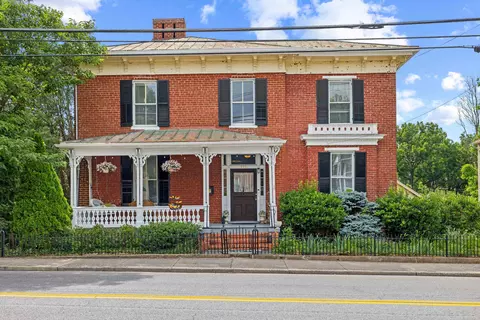 923 N Augusta St N, Staunton, VA 24401