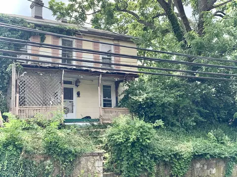 1216 W Beverley St W, Staunton, VA 24401