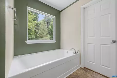 Bath - 21 Workman Ct, Palmyra, VA 22963 photo 4 of 6