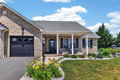 25 Meriwether Cir, Stuarts Draft, VA 24477