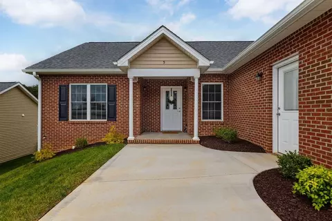 5 River Oak Dr, Staunton, VA 24401