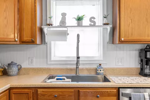 Kitchen - 2185 Cloverleaf Ln, Dayton, VA 22821 photo 4 of 10