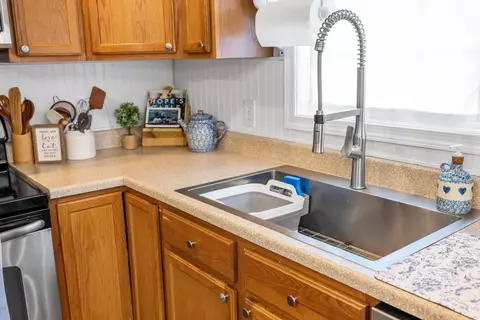 Kitchen - 2185 Cloverleaf Ln, Dayton, VA 22821 photo 5 of 10