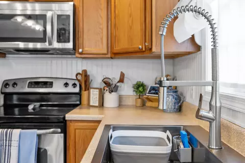 Kitchen - 2185 Cloverleaf Ln, Dayton, VA 22821 photo 6 of 10