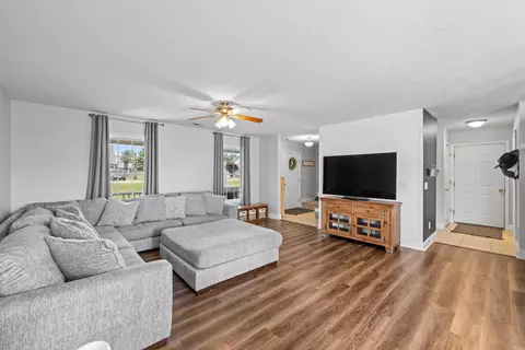 Living - 2185 Cloverleaf Ln, Dayton, VA 22821 photo 1 of 2