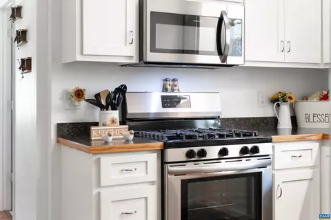 Kitchen - 210 Draft Ave, Stuarts Draft, VA 24477 photo 5 of 6