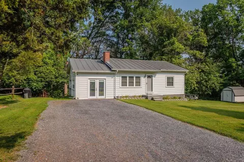 55 Lake Dr, Edinburg, VA 22824