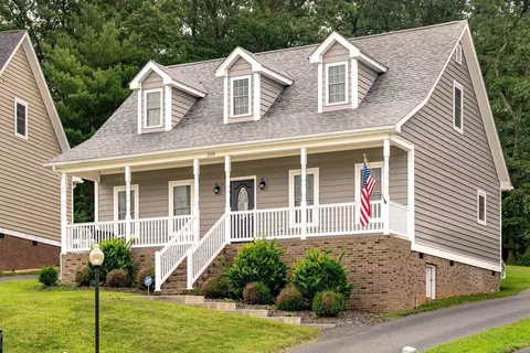209 Bell Creek Dr, Staunton, VA 24401