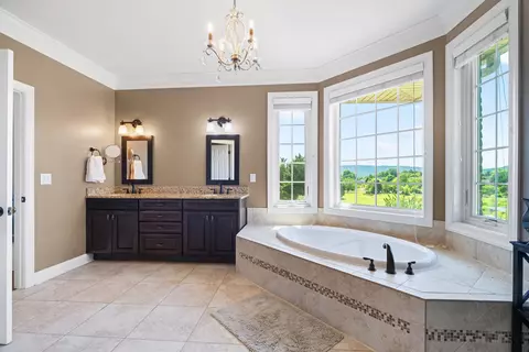 Bath - 2420 Village Dr, Waynesboro, VA 22980 photo 2 of 9