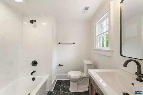 Bath - 1663 Wilmington Rd, Palmyra, VA 22963 photo 4 of 6