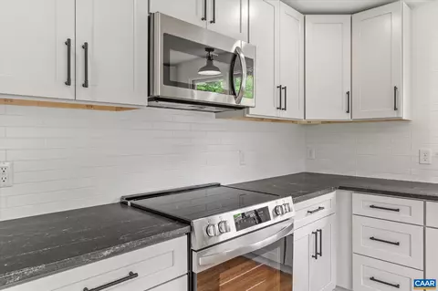 Kitchen - 1663 Wilmington Rd, Palmyra, VA 22963 photo 4 of 5