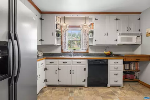Kitchen - 1933 Forest Dr, Waynesboro, VA 22980 photo 5 of 6