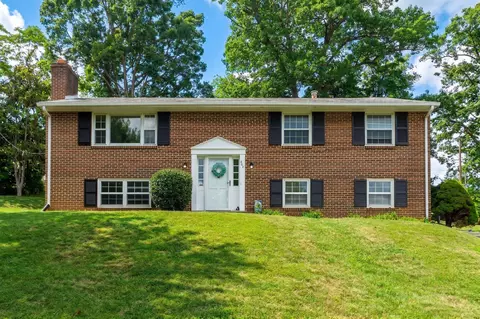 906 Ridgecrest Cir, Staunton, VA 24401
