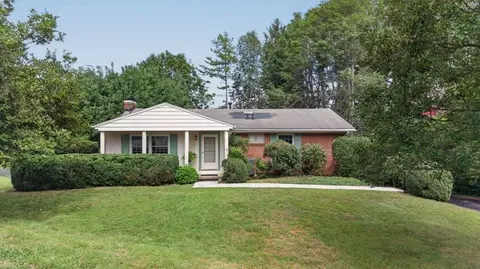 1395 Pleasant View St, Staunton, VA 24401