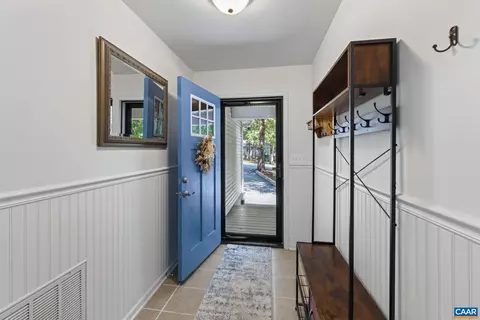 Entry Way - 10 Nahor Dr, Palmyra, VA 22963 photo 2 of 4