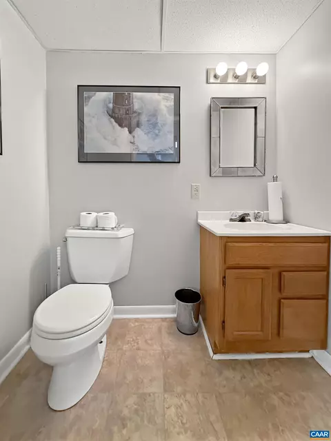 Bath - 8 Shannon Pl, Staunton, VA 24401 photo 3 of 3