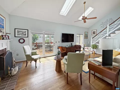 Living - 8 Shannon Pl, Staunton, VA 24401 photo 2 of 4