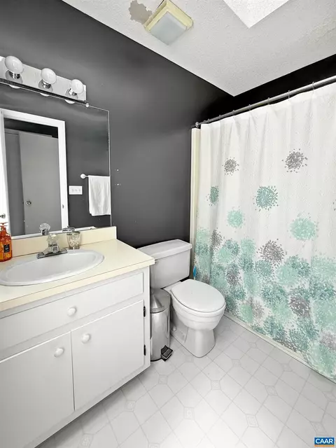 Bath - 8 Shannon Pl, Staunton, VA 24401 photo 2 of 3