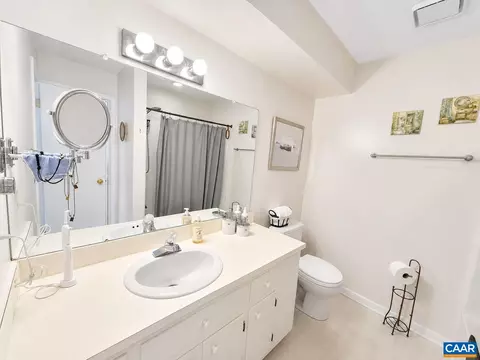 Bath - 8 Shannon Pl, Staunton, VA 24401 photo 1 of 3