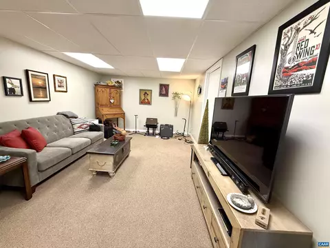 Living - 8 Shannon Pl, Staunton, VA 24401 photo 3 of 4