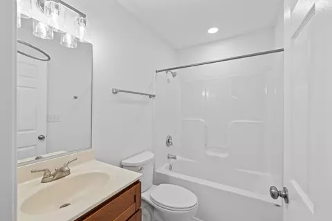 Bath - 91 Lofty Cir, Stuarts Draft, VA 24477 photo 3 of 10