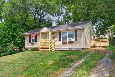 423 N Market St N, Staunton, VA 24401