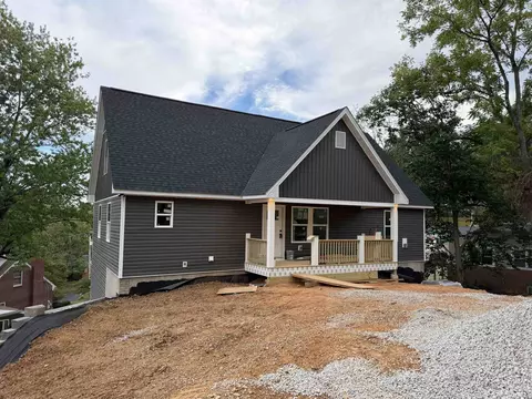 715 Hillcrest Dr, Staunton, VA 24401