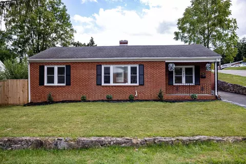 727 Cherry Hill Dr, Staunton, VA 24401