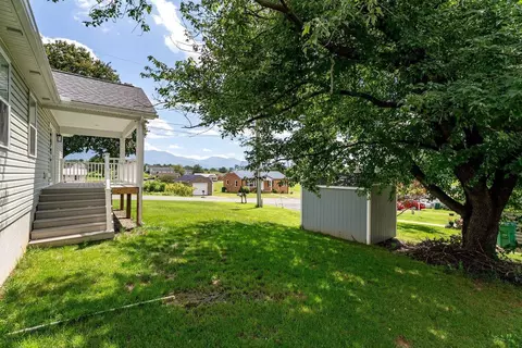 Exterior - 320 Eighth Ave, Luray, VA 22835 photo 11 of 14