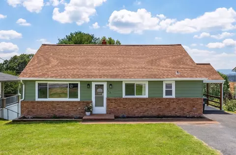372 Frontier Dr, Staunton, VA 24401