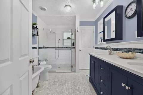 Bath - 52 Cloverdale Ln, Stuarts Draft, VA 24477 photo 2 of 7