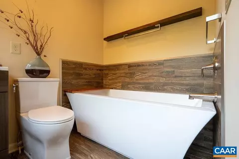 Bath - 116 Blithe Ct, Charlottesville, VA 22901 photo 7 of 8