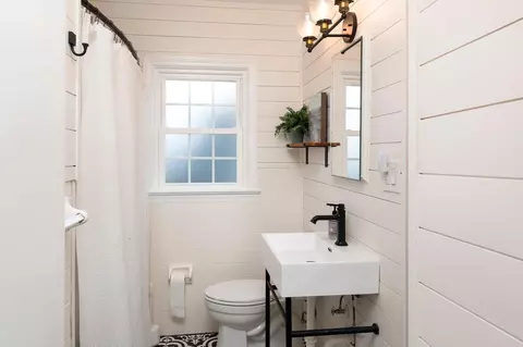 Bath - 415 Cherry Ave, Waynesboro, VA 22980 photo 5 of 8