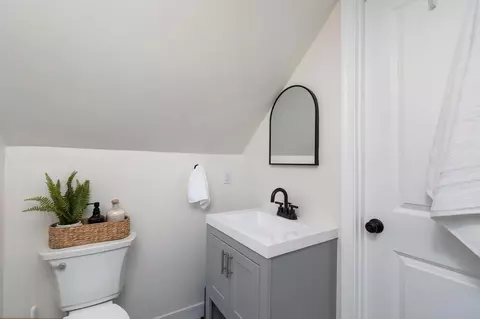Bath - 415 Cherry Ave, Waynesboro, VA 22980 photo 3 of 8