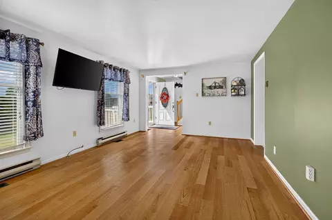 Living - 17 Killdeer Ln, Stuarts Draft, VA 24477 photo 3 of 5